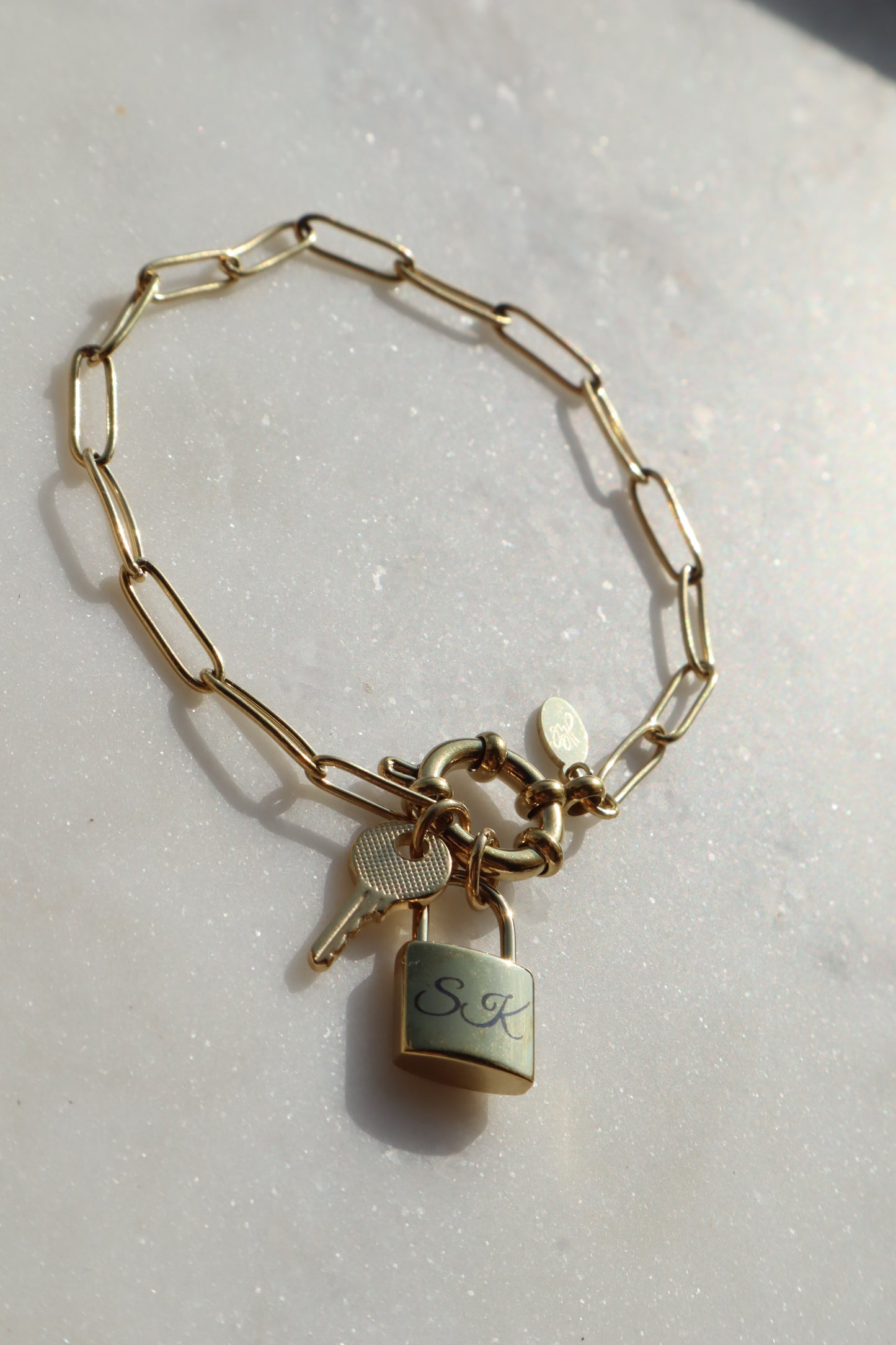 Prachtige initialen armband gegraveerd