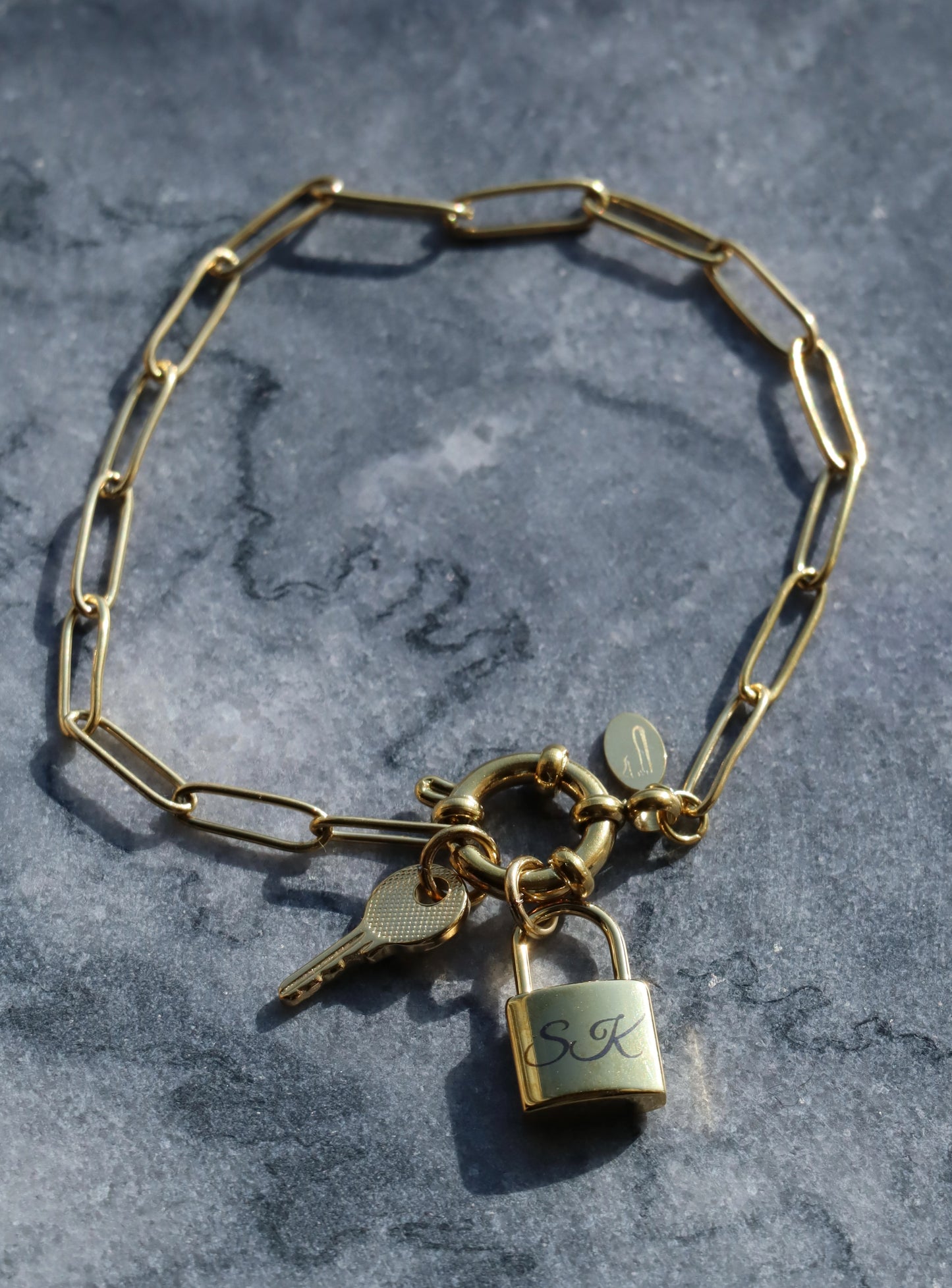 Prachtige initialen armband gegraveerd