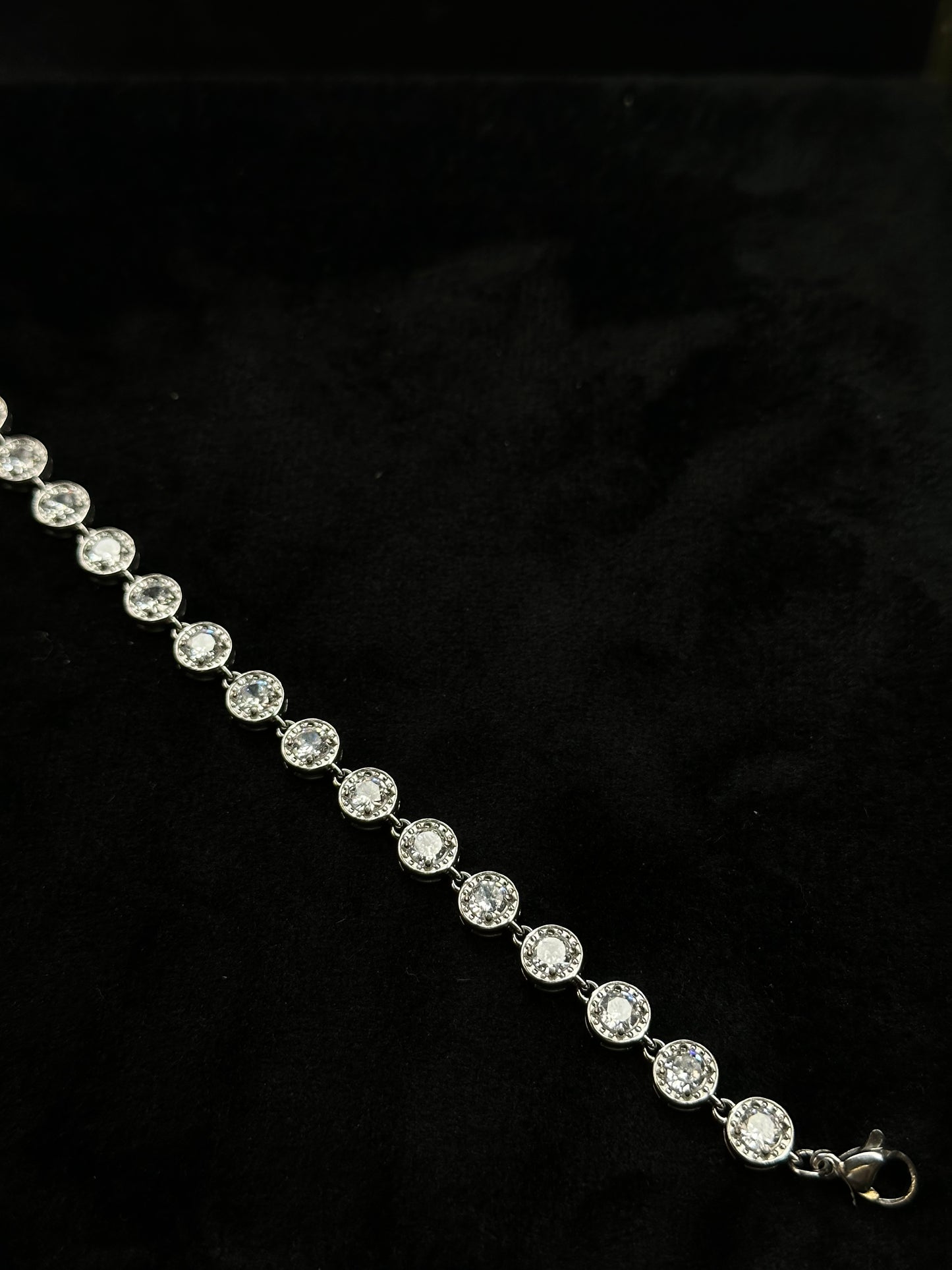 Zilverkleurige armband met steentjes