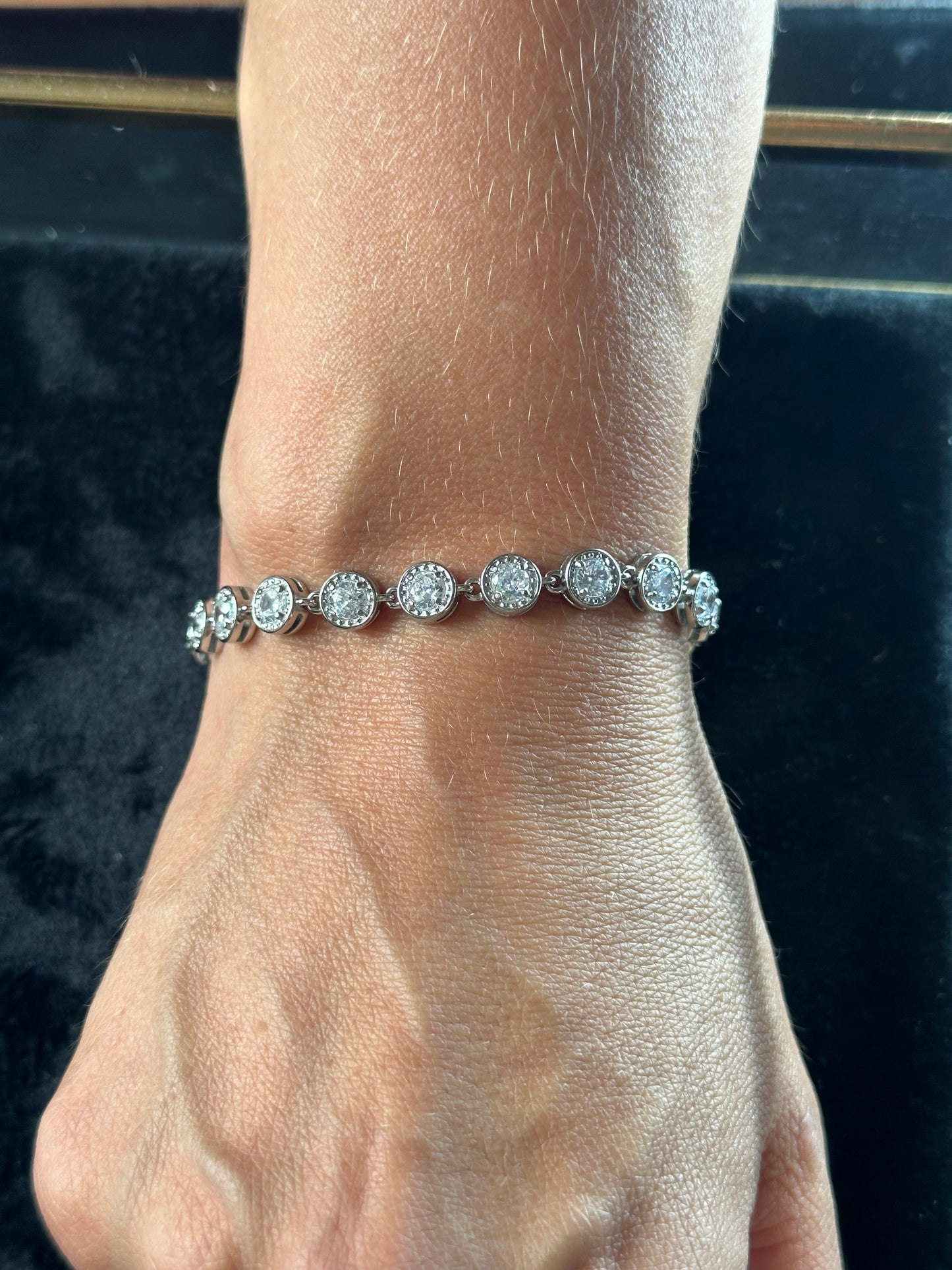 Zilverkleurige armband met steentjes