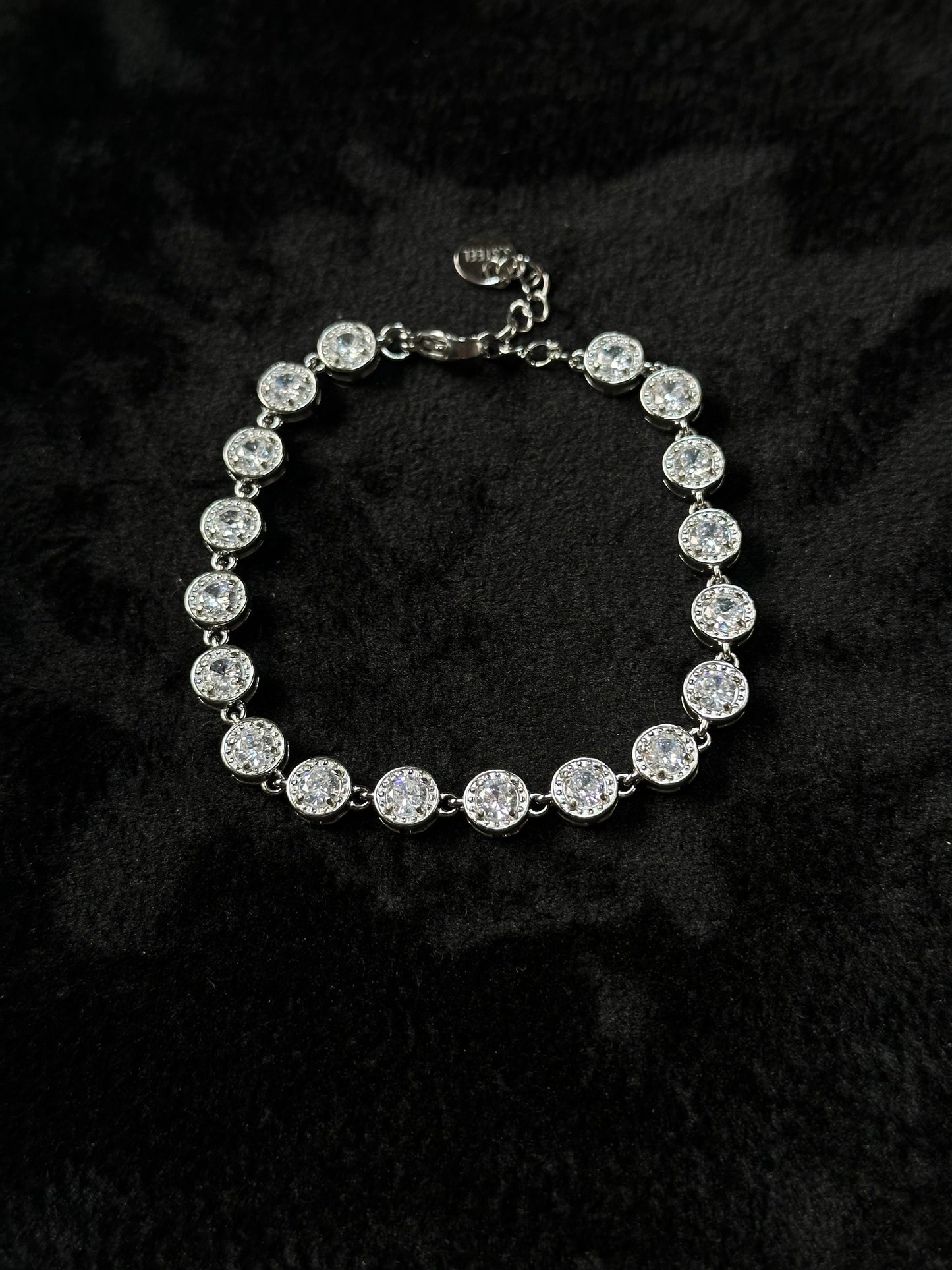 Zilverkleurige armband met steentjes