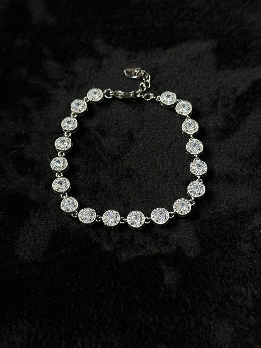 Zilverkleurige armband met steentjes