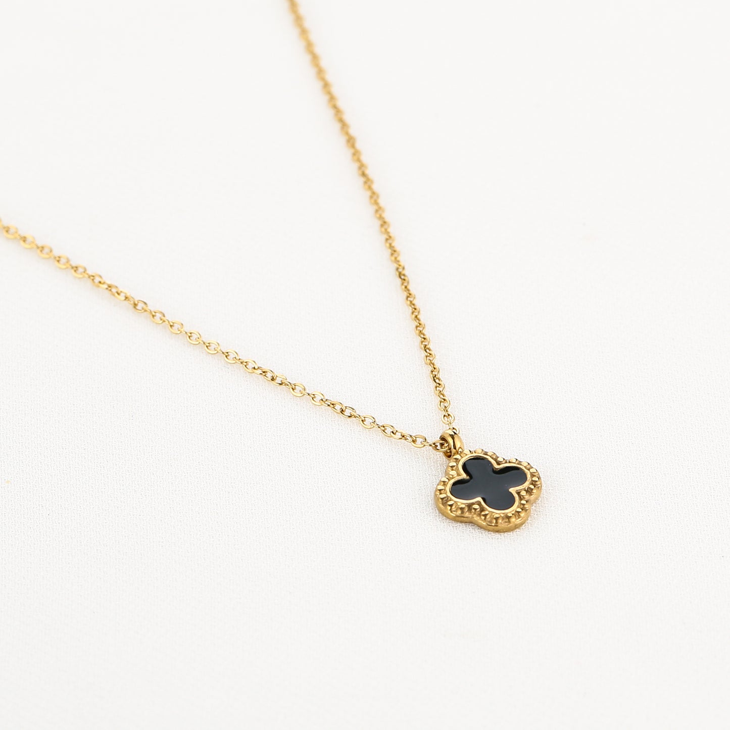 goudkleurige ketting met zwarte bloem